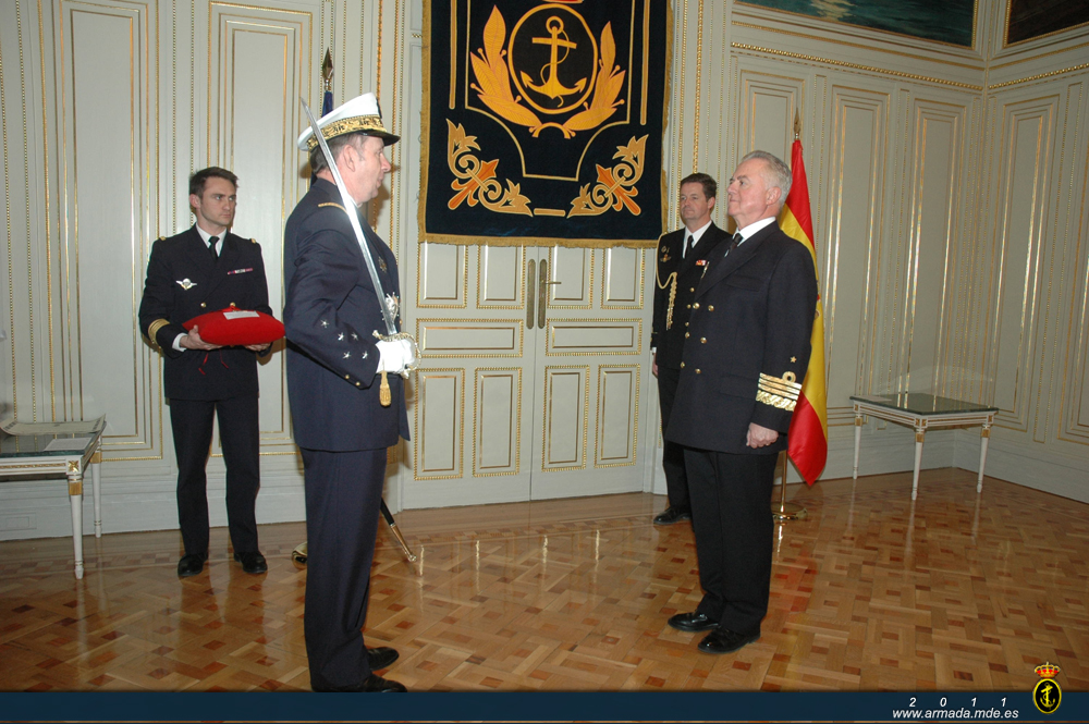 El almirante Forissier impone la 'Legión de Honor Francesa' al almirante Rebollo